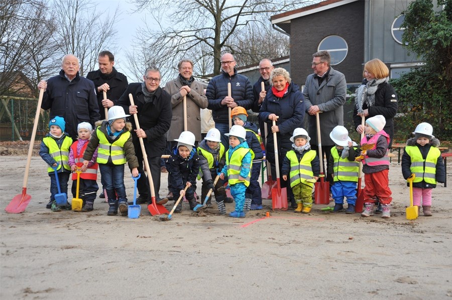 Kindergarten und Fit Aktiv Halle - Erster Spatenstich 01.12.2017