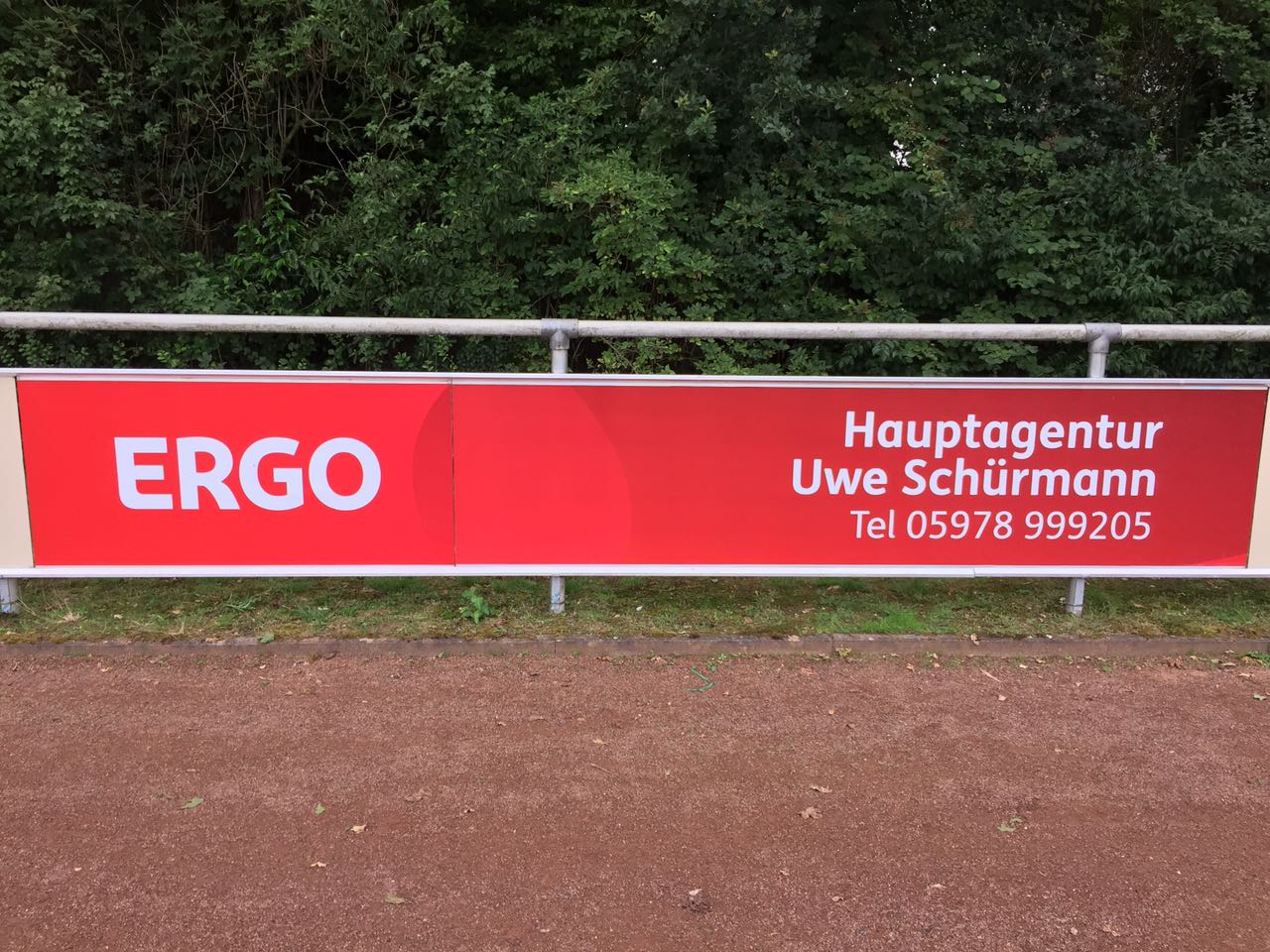 Bandenwerbung ERGO-Versicherung Uwe Schürmann
